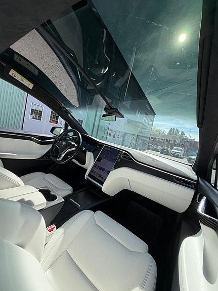 Tesla Model X 9 of 12