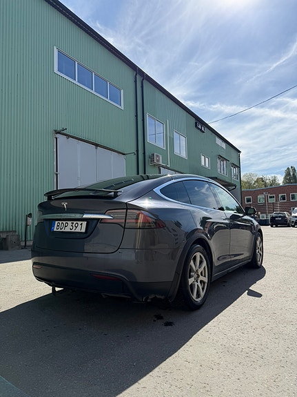 Tesla Model X 4 of 12