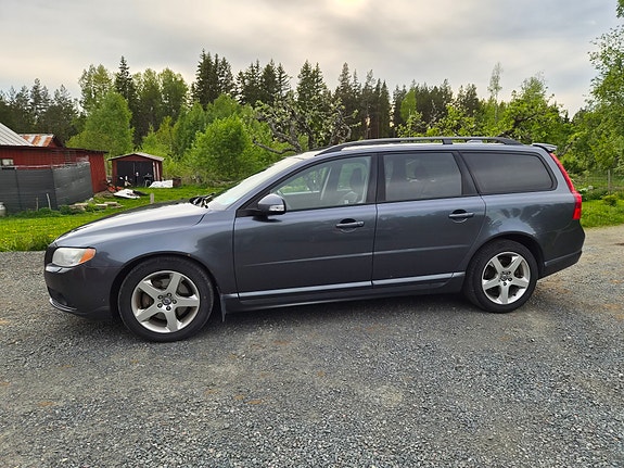 Volvo V70 2 of 5