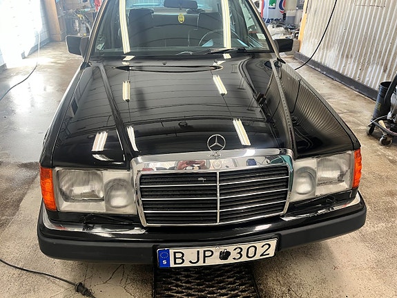 Mercedes-Benz 230 E 6 of 6