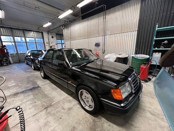 Mercedes-Benz 230 3 of 5