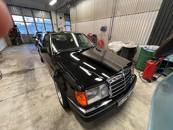Mercedes-Benz 230 4 of 5