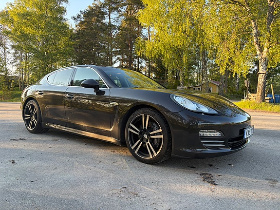Porsche Panamera 4 4 of 5