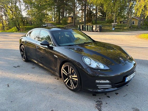 Porsche Panamera 4 2 of 5