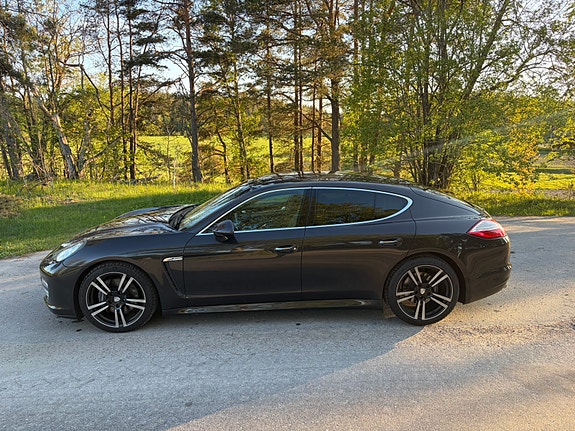 Porsche Panamera 4 3 of 5