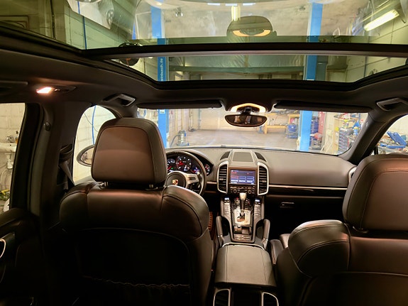 Porsche Cayenne 9 of 24
