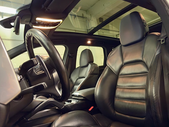 Porsche Cayenne 15 of 24