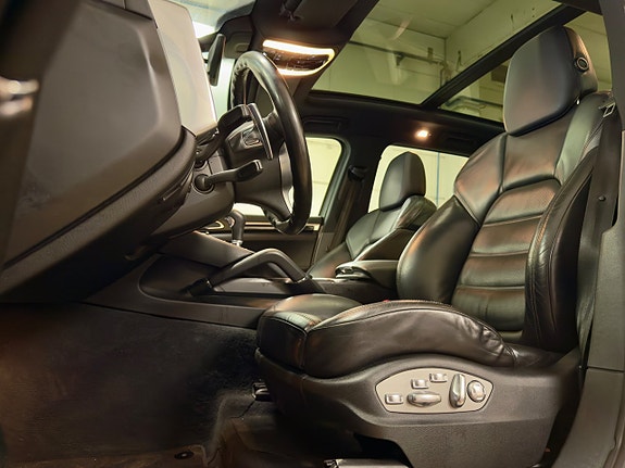 Porsche Cayenne 14 of 24