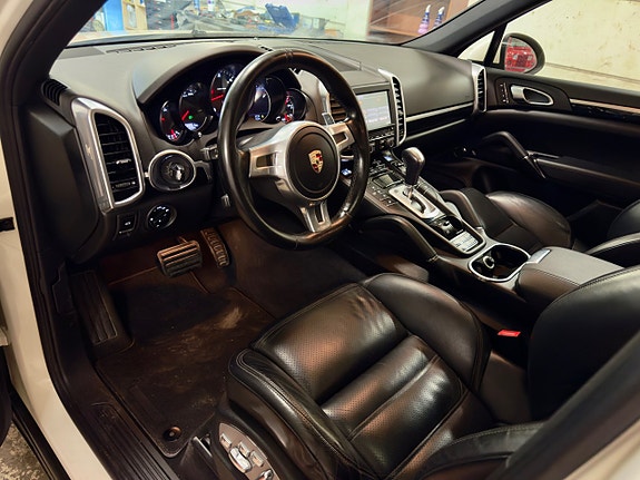 Porsche Cayenne 13 of 24