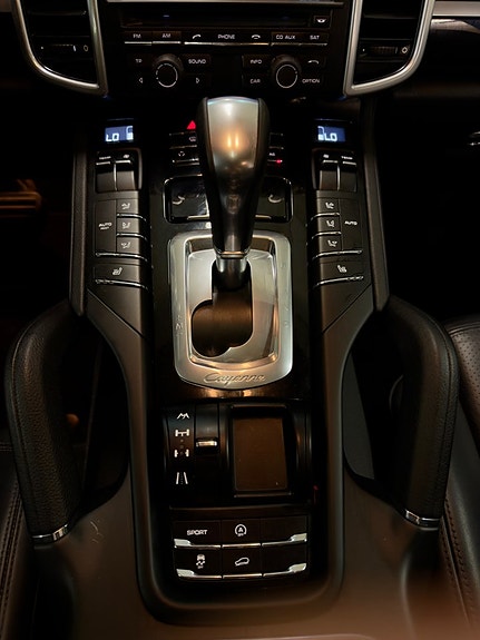 Porsche Cayenne 12 of 24