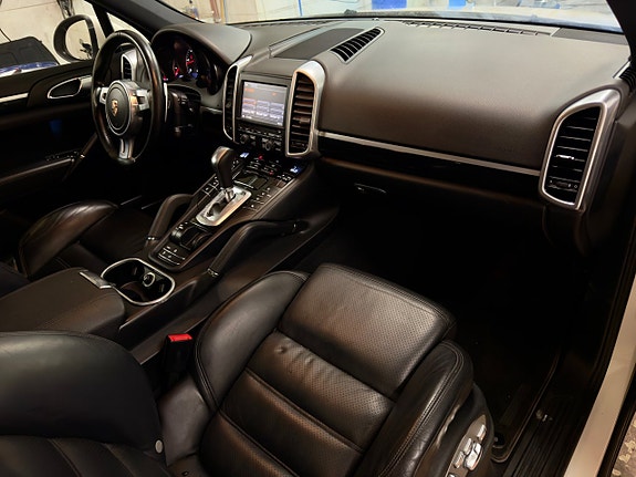 Porsche Cayenne 18 of 24