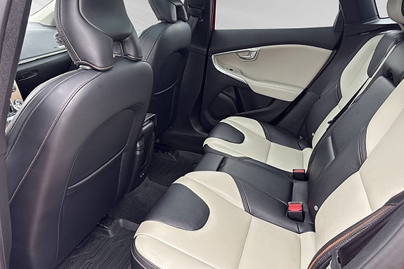 Volvo V40 Cross Country 9 of 13