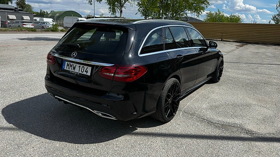 Mercedes-Benz C300 4 of 5