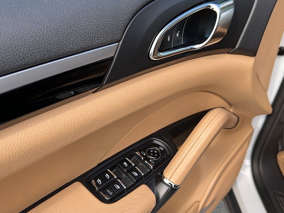 Porsche Cayenne 9 of 23