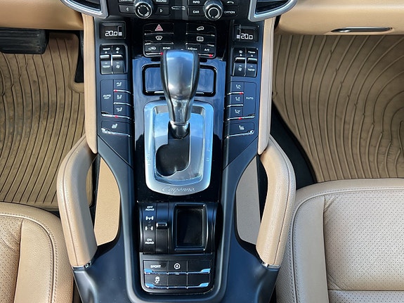Porsche Cayenne 14 of 23