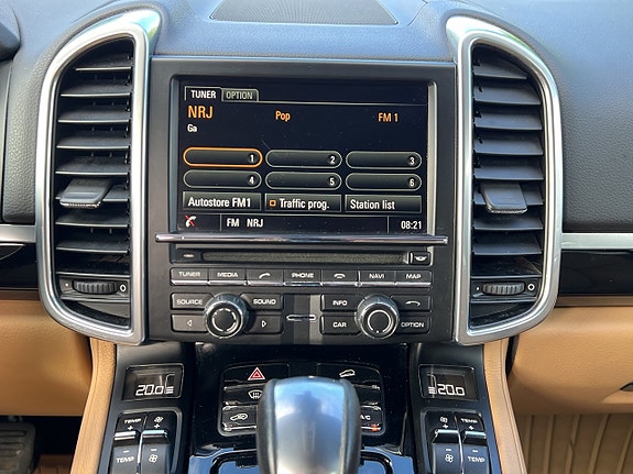 Porsche Cayenne 16 of 23