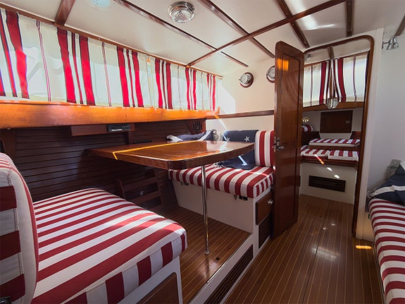 Chris Craft 31 Commander 8 of 12