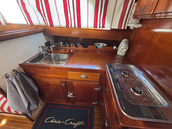 Chris Craft 31 Commander 10 of 12