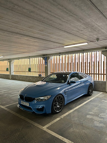 BMW M4 2 of 5