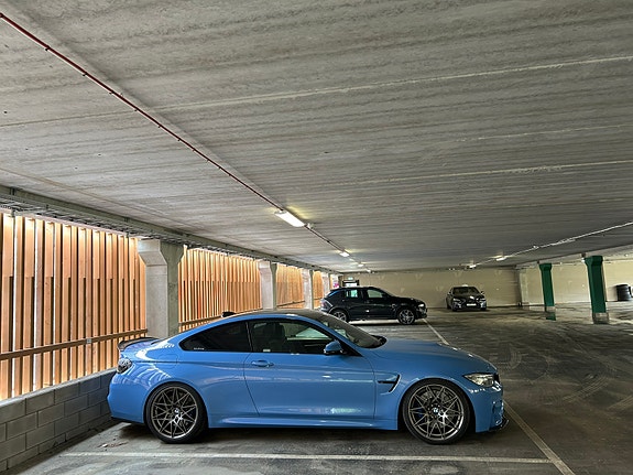 BMW M4 4 of 5