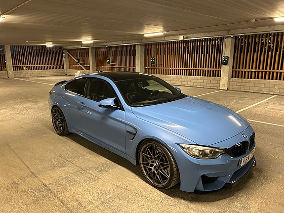 BMW M4 3 of 5