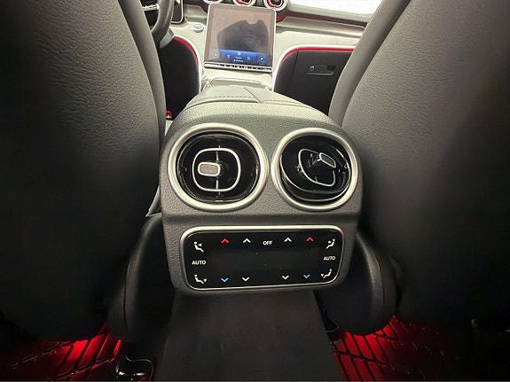 Mercedes-Benz C400 e 30 of 30