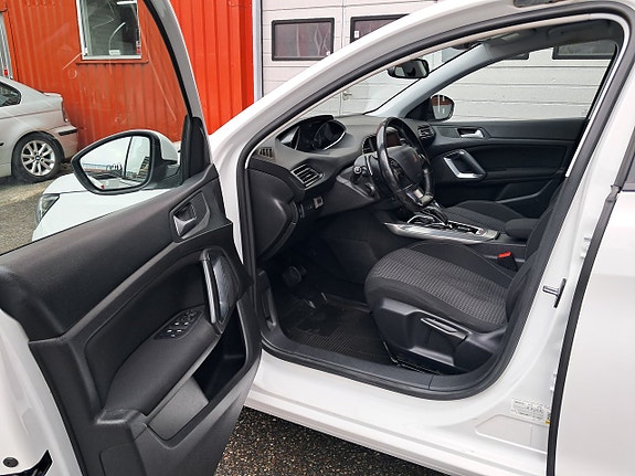 Peugeot 308 SW 9 of 18