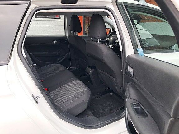 Peugeot 308 SW 13 of 18