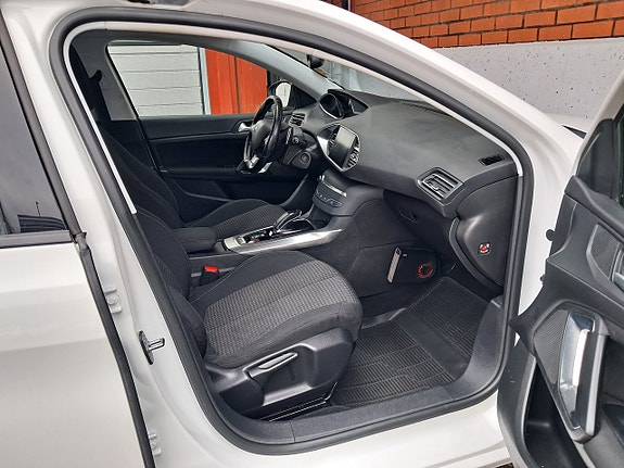 Peugeot 308 SW 12 of 18