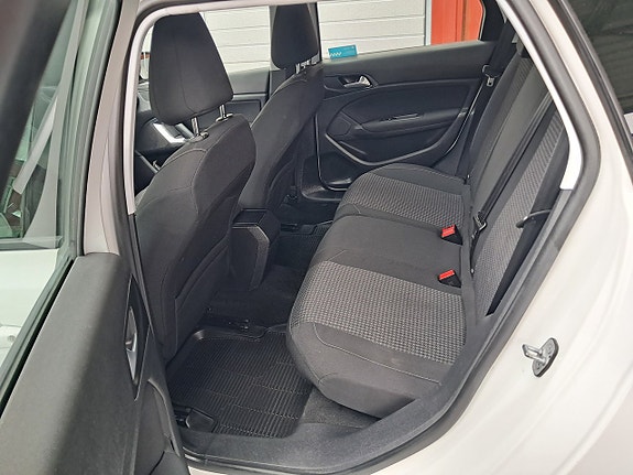 Peugeot 308 SW 11 of 18