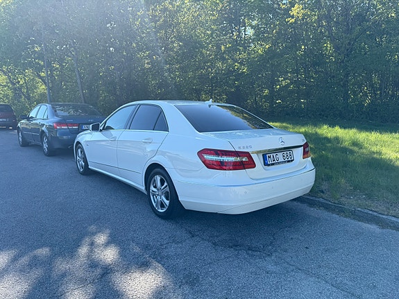 Mercedes-Benz E220 2 of 8