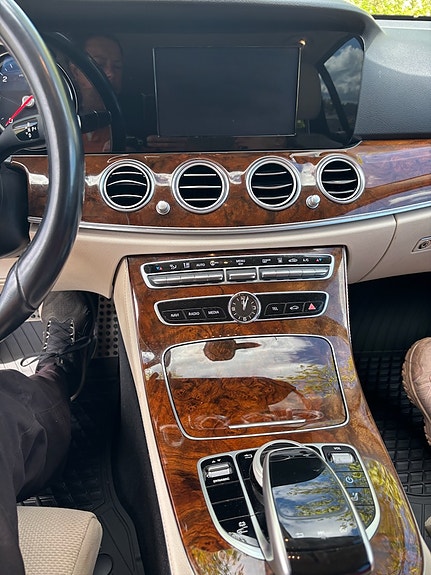 Mercedes-Benz E300 de 3 of 6