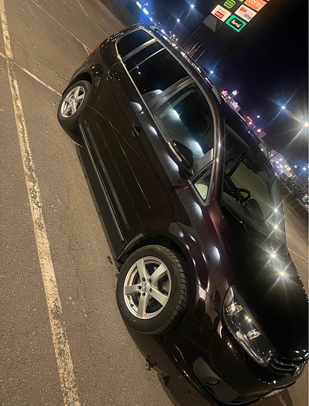 Volkswagen Touran 2 of 5