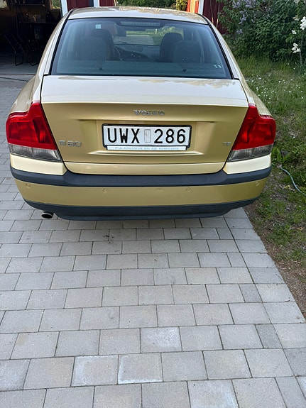 Volvo S60 2 of 5