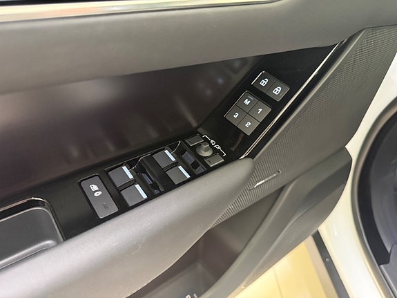 Land Rover Range Rover Velar 11 of 22