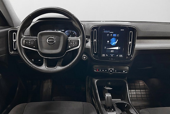Volvo XC40 8 of 15