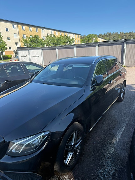 Mercedes-Benz E220 2 of 5