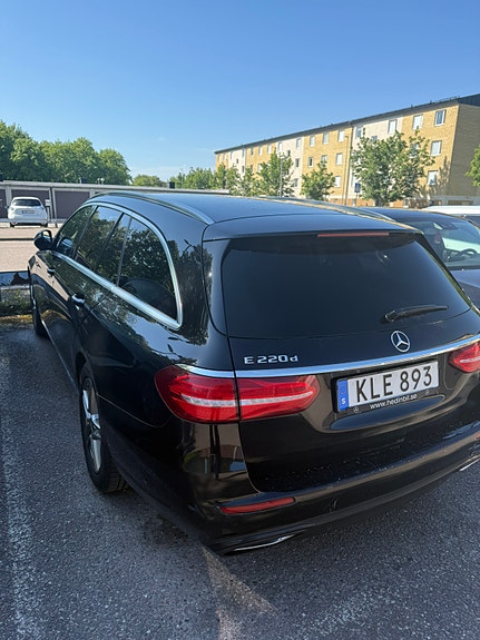 Mercedes-Benz E220 3 of 5