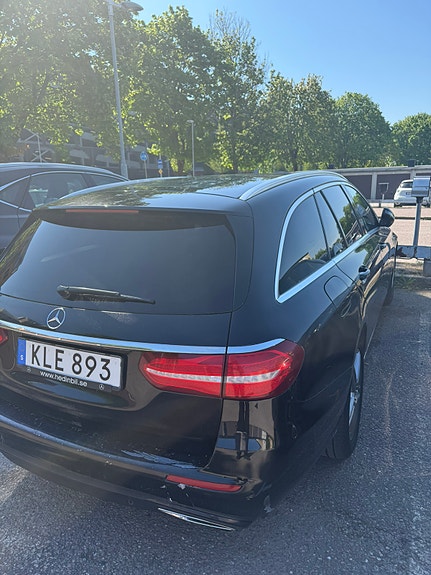 Mercedes-Benz E220 4 of 5