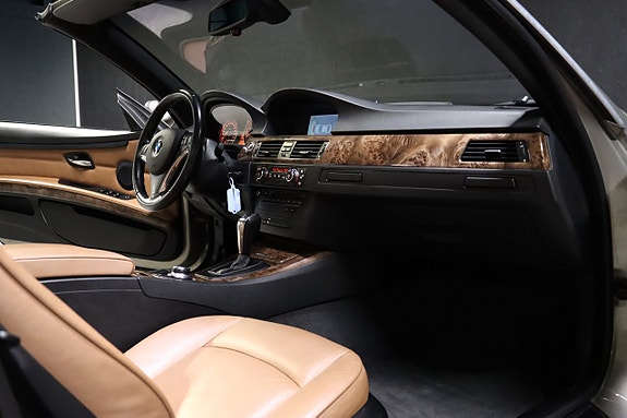 BMW 330i 16 of 23