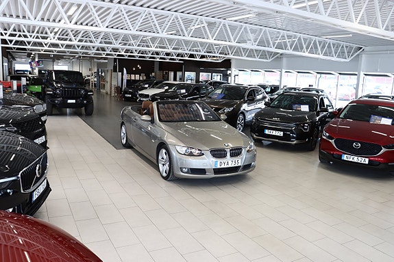 BMW 330i 3 of 5
