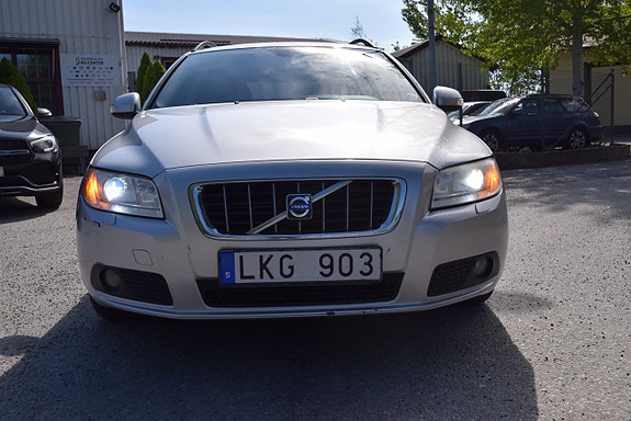 Volvo V70 2 of 5
