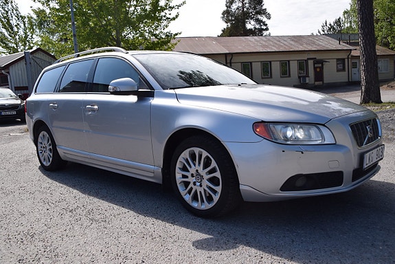Volvo V70 3 of 5