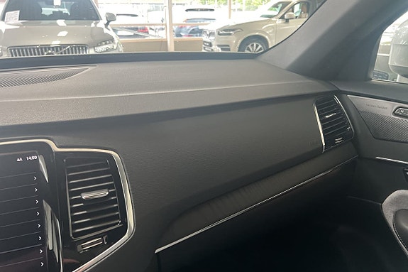 Volvo XC90 25 of 26