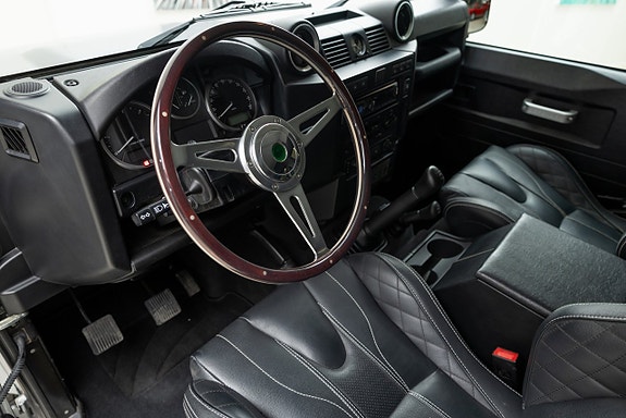 Land Rover Defender 90 15 of 22