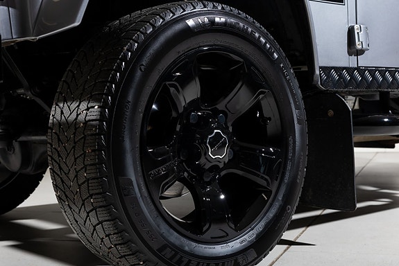 Land Rover Defender 90 8 of 22