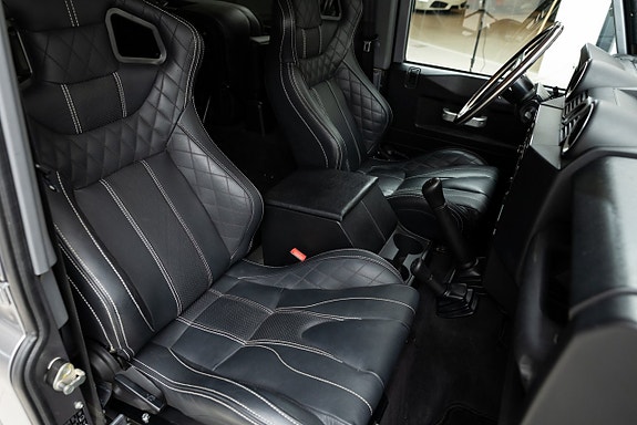 Land Rover Defender 90 18 of 22