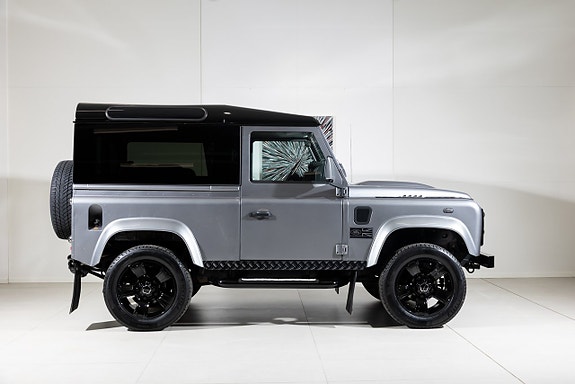 Land Rover Defender 90 2 of 22