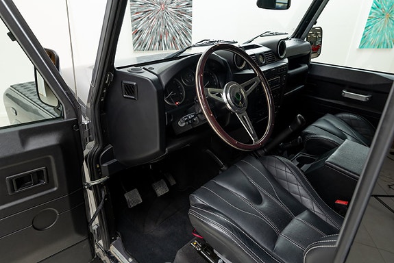 Land Rover Defender 90 14 of 22