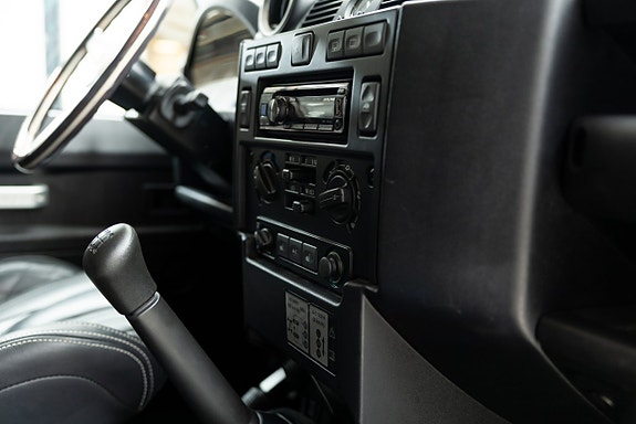 Land Rover Defender 90 19 of 22